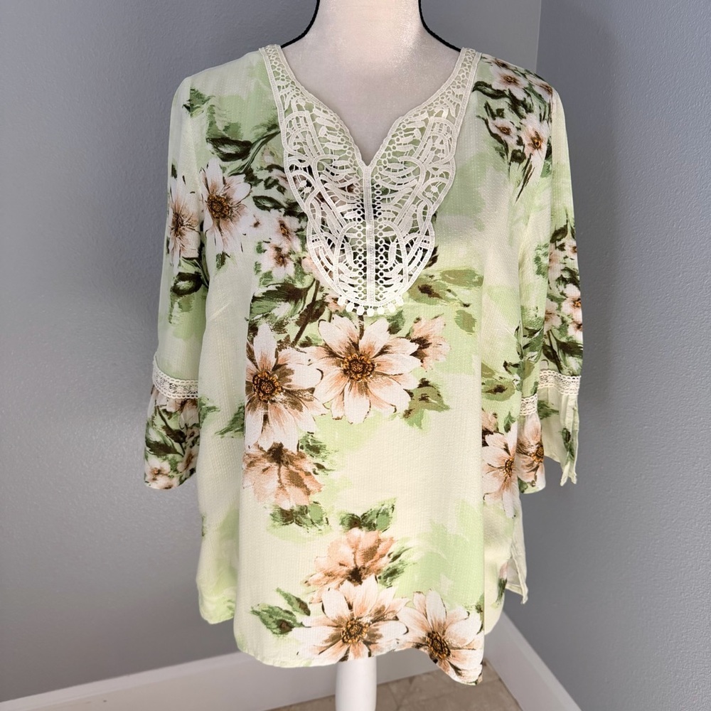 Alfred Dunner Pastel Green Floral Tunic with Lace V-Neck 3/4 Sleeve